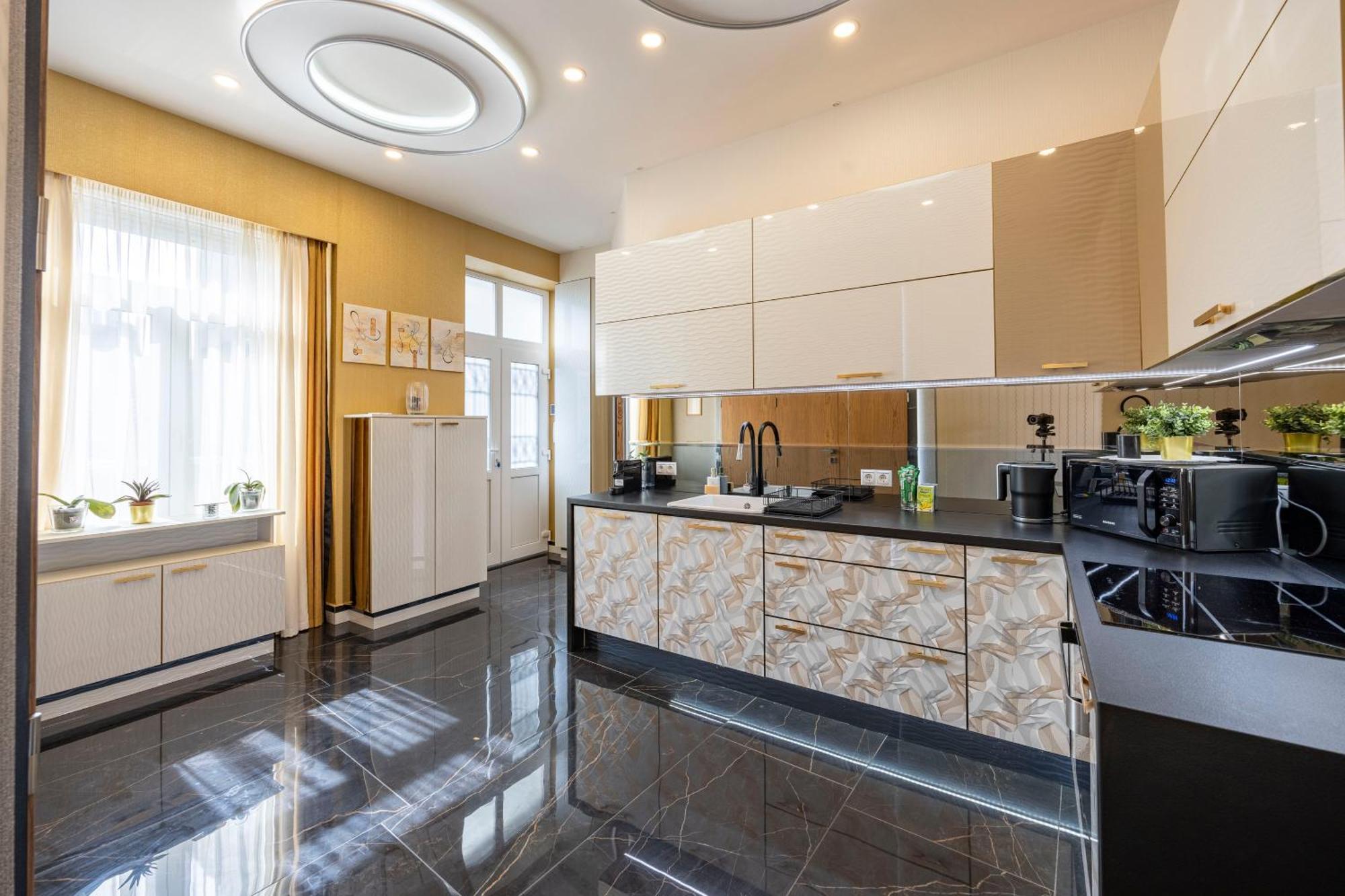 Luxury Royal Central Apartment By Prestige Homes 부다페스트 외부 사진
